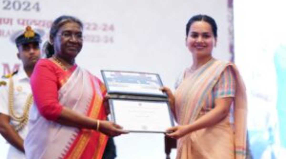 Uttarakhand News: राष्ट्रपति द्रौपदी मुर्मु ने इन्हें प्रमाण पत्र और पदक से  किया सम्मानित... - Pahadi Khabarnama पहाड़ी खबरनामा